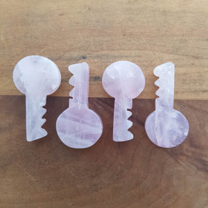 Rose Quartz Key (assorted. approx. 5x2.7x1cm)