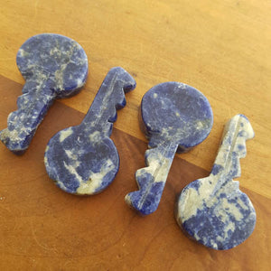 Sodalite Key (assorted. approx. 5x2.7x1cm)