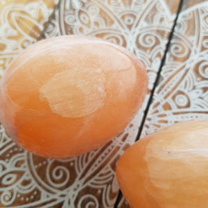 Orange Selenite Egg (assorted. approx. 6.3-7.5x4.5-5.4cm)