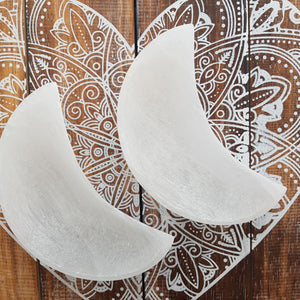 Selenite Crescent Moon Dish (assorted. approx. 11-11.5x7.6-7.8x2.6-3.5cm)