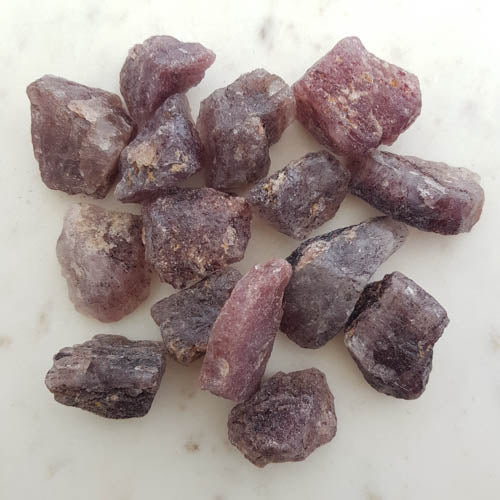 Strawberry Quartz Rough Rock (assorted. approx. 3.4-5x2.3-3.4x1-2.5cm)