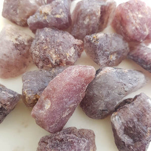 Strawberry Quartz Rough Rock (assorted. approx. 3.4-5x2.3-3.4x1-2.5cm)