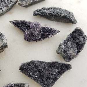 Black Amethyst Druzy Piece (assorted. approx. 2.7-5.2x1.9-3.8x0.8-1.4cm)