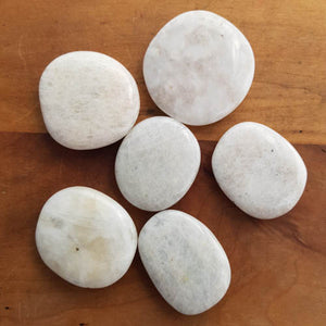 Moonstone Flat Stone (assorted. approx. 4.3-5x3.5-5x0.9-1.3cm)
