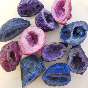 Agate Geode (dyed. assorted colours. approx. 5.8-9.7x3.4-8.4cm)
