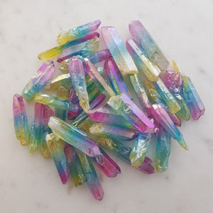 Rainbow Quartz Point (electroplated. assorted. approx. 4-5.8x0.8-1.5x0.7-1.3cm)