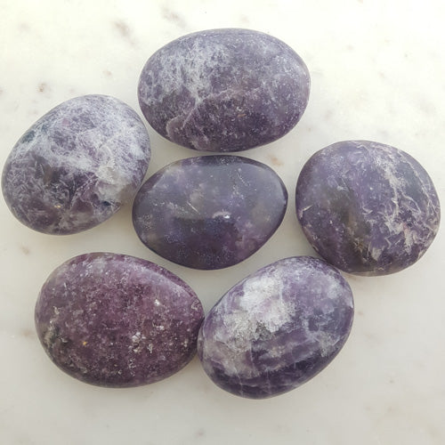 Lepidolite Palm Stone (assorted. approx. 4.7-6.5x4.4-5.2x2-3cm)