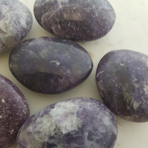 Lepidolite Palm Stone (assorted. approx. 4.7-6.5x4.4-5.2x2-3cm)