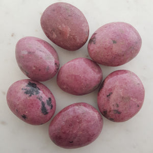 Rhodonite Palm Stone (assorted. approx. 5.2-6.2x4.1-5cm)
