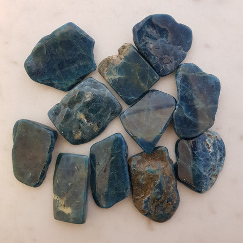 Blue Apatite Polished Slab (assorted. approx. 3.2-5x2-3.8x0.7-1.2cm)