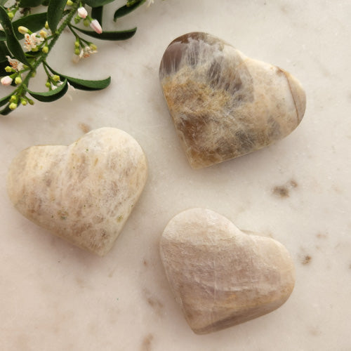 Moonstone Heart (assorted. approx. 5-5.6x4.3-4.8x1.7-1.8cm)
