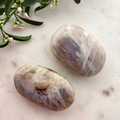 Moonstone Palm (assorted. approx. 5-6x3.1-3.2cm)