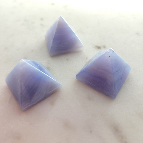 Blue Lace Agate Pyramid (assorted. approx. 2.6x3cm)