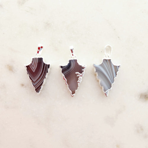 Agate Leaf Pendant (assorted. silver metal)