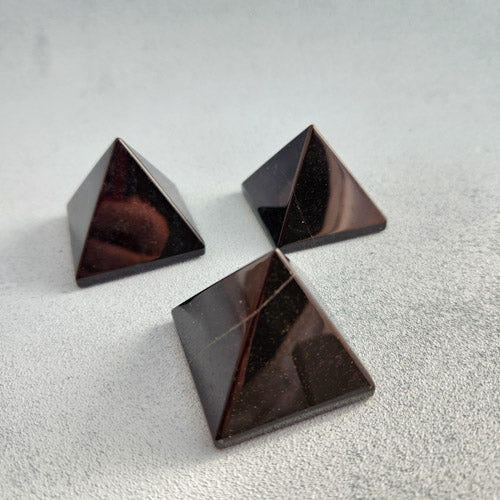 Onyx Pyramid (assorted. approx. 3.6-3.7x4-4.2x4-4.2cm)