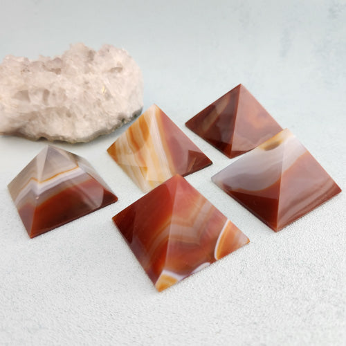 Carnelian/Agate Pyramid (assorted. approx. 3.1-3.6x4.4-4.8cm)