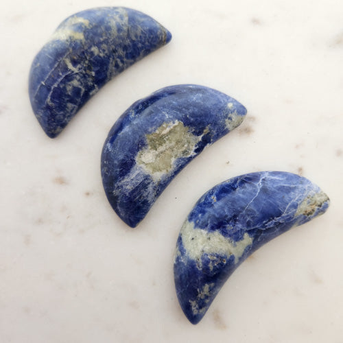Sodalite Crescent Moon (assorted. approx. 6.7-7.3x3.6-3.8x1.6-1.8cm)