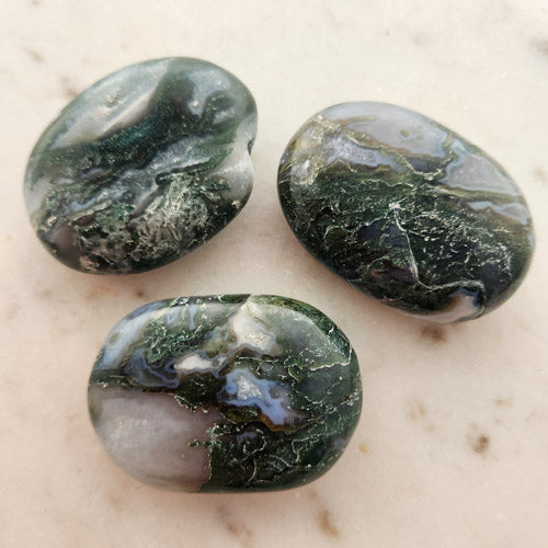 Moss Agate Palm Stone (assorted. approx. 5.9-6x4.2-4.6cm)