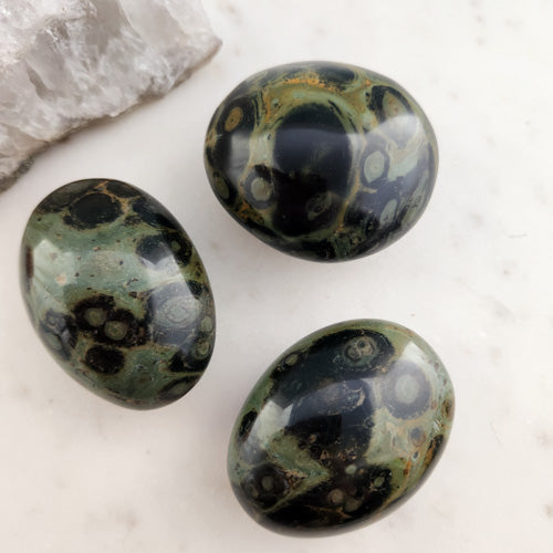 Kambaba Jasper Palm Stone (assorted. approx. 5.9-6.2x4.4-5.2x3.2-3.8cm)