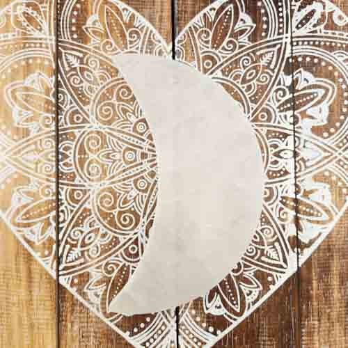 Selenite Crescent Moon Charging Plate (assorted. approx. 15x9x1.7cm)