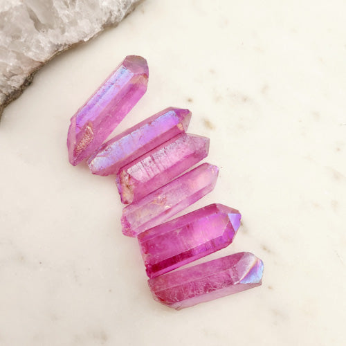 Magenta Electroplated Quartz Natural Point (assorted. approx.2.6-4.6x0.9-1.7cm)