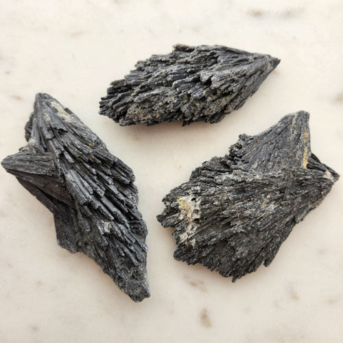 Black Kyanite Feather (assorted. approx. 8.6-10.9x4.1-5.5x2-2.4cm)