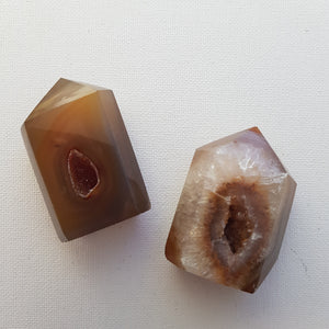 Agate Geode Polished Point (assorted. approx. 5.7-5.9x3.8-4.1x2.2-2.5cm)