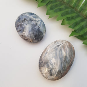 Blue Kyanite Palm Stone (assorted. approx. 6.6-7x4.8-5x2.3-2.8cm)