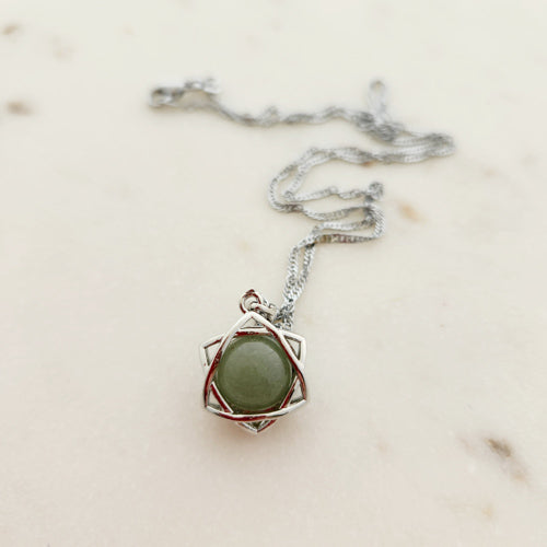 Green Aventurine Star Pendant with Chain. (silver metal)