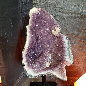 Amethyst geode on black metal stand, approx. 34×23×18 cm, height 48 cm, premium collector’s crystal